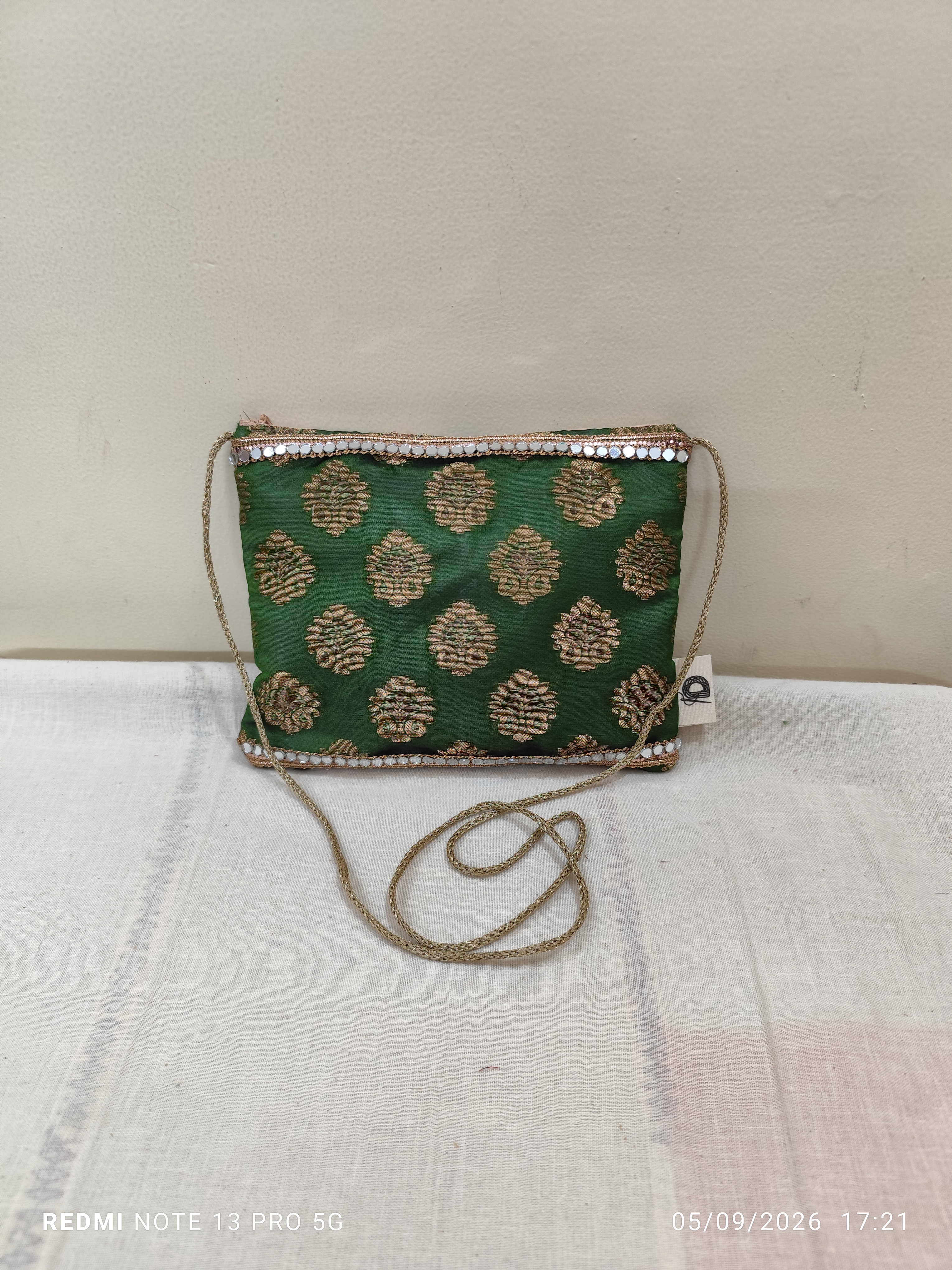 Party sling bag DH-PSB-0016 — close-up of the craft
