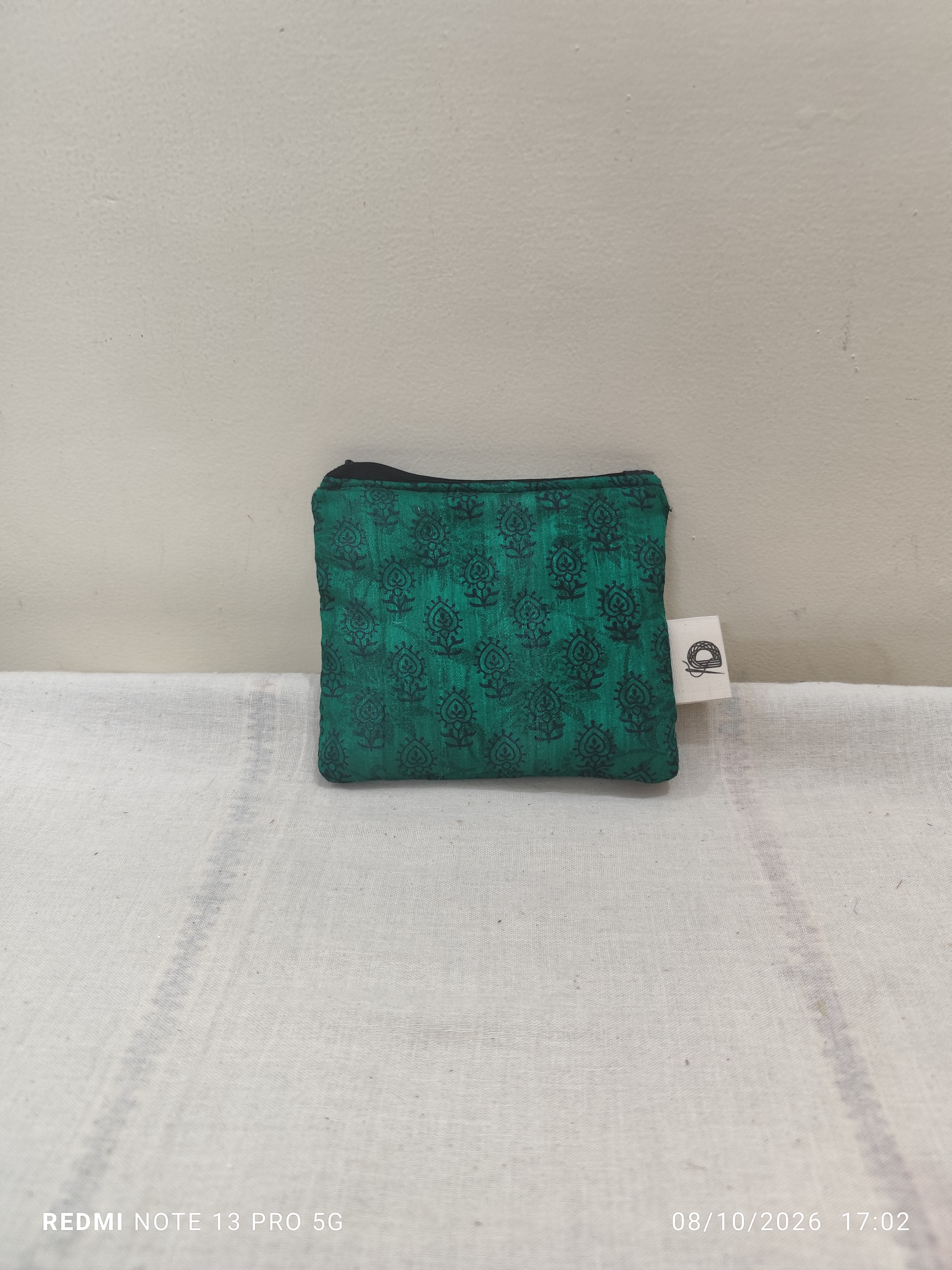 Small Zip Pouch DH-SZP-0011 — close-up of the craft
