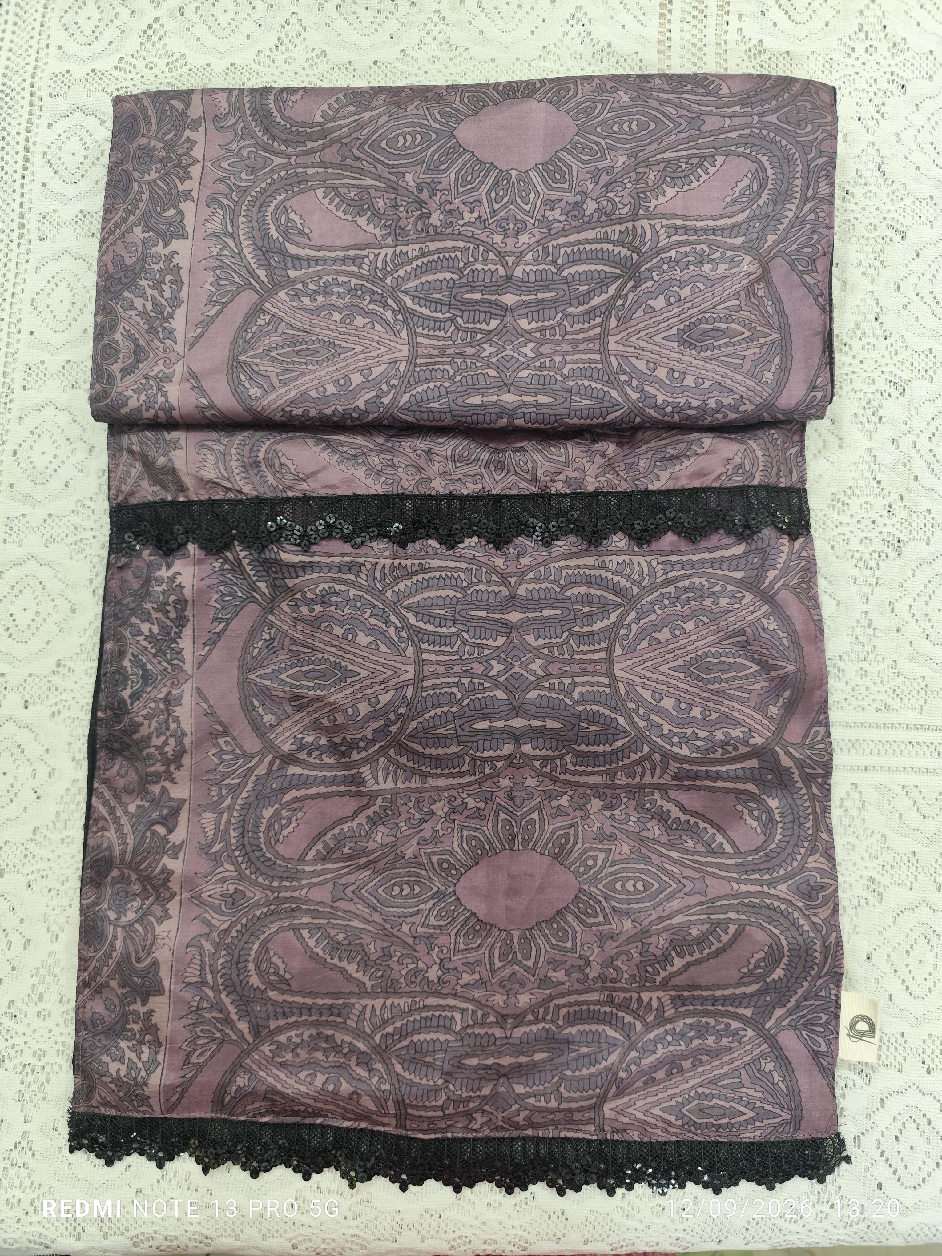 Dinning Table Runner DH-TRN-0010 — close-up of the craft